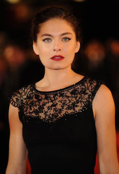 Cât de înalt este Alexa Davalos