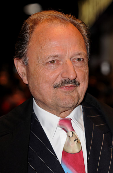 ¿Qué altura tiene Peter Bowles?