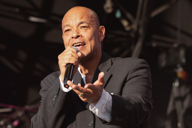 ¿Qué altura tiene Roland Gift?